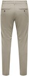 Achterkant van een beige chino met twee paspelzakken met knopen.