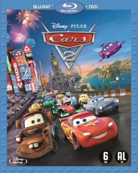 De cover van de Blu-ray van Cars 2 toont raceauto's Lightning McQueen en Mater op de voorgrond, met een stad op de achtergrond, vuurwerk en de karakters Holley en Finn.