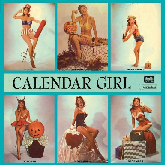 Poster met vijf pin-up meisjes. Links een meisje in een rood, wit en blauw gestreept badpak met een grote rode cilinder. Midden een meisje in een geel bikini met een zonnebril en zittend op een visnet. Rechts een meisje in een strooien hoed en denim shorts met een vishengel. De tekst 'CALENDAR GIRL' staat in het midden.