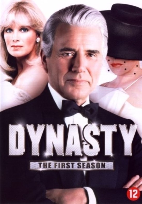 DYNASTY THE FIRST SEASON: Een man in smoking met strik voor twee vrouwen, één met blonde lokken en de ander met een hoed.