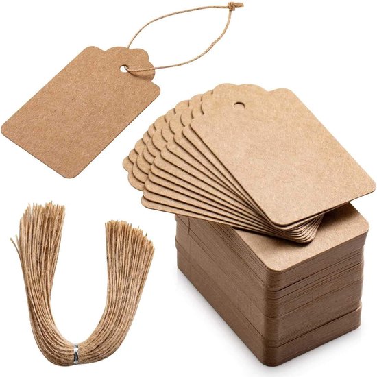 Étiquettes suspendues en papier kraft marron avec de la ficelle.