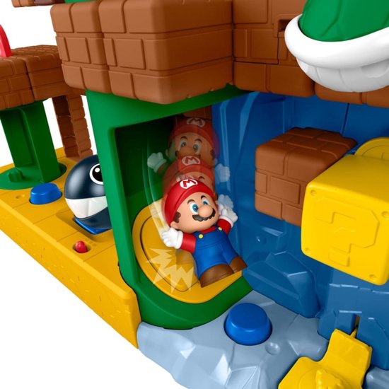 Detail van Fisher-Price Little People Mario's Adventure Playset, met Mario die door een groene pijp glijdt.