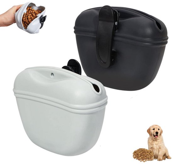 Grijs en zwart siliconen beloningstasje met clip. Een hand houdt een gevuld grijs tasje vast. Een puppy zit naast een stapel hondenvoer.