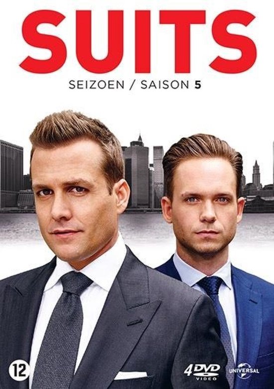 Twee mannen in pak met de tekst 'SUITS SEIZOEN / SAISON 5'.