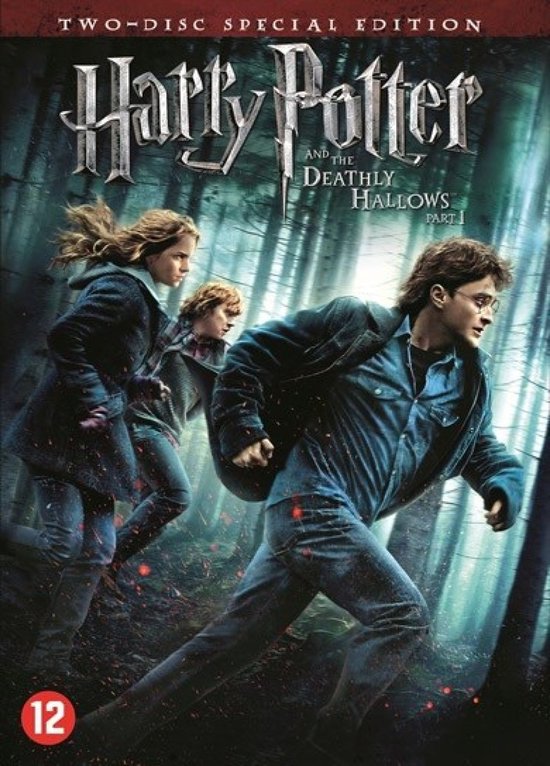 Harry, Ron en Hermelien rennen door een donker bos. Harry draagt een donkerblauwe jas.