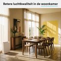 Witte luchtreiniger in een modern ingerichte woonkamer.