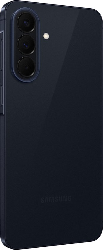 Achterkant van een donkerblauwe Samsung Galaxy A57 5G met een verticale triple camera-opstelling.