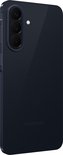 Achterkant van een donkerblauwe Samsung Galaxy A57 5G met een verticale triple camera-opstelling.