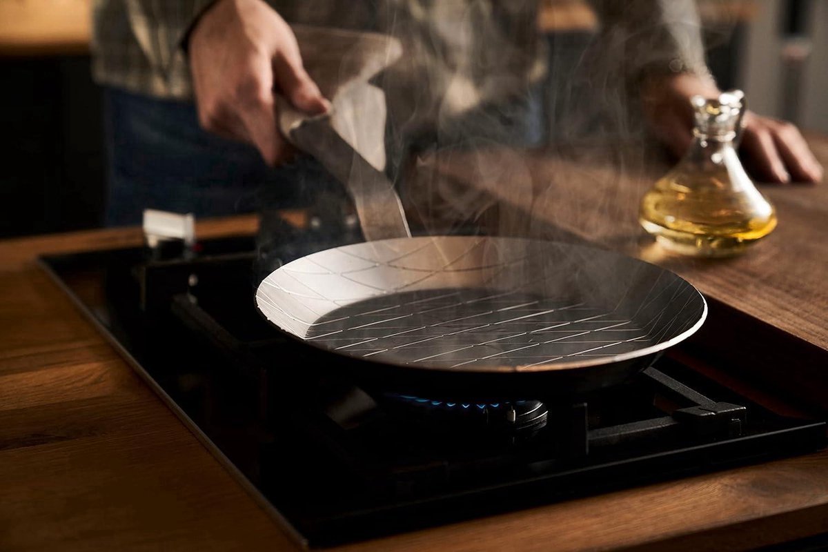 Stunq® Moderne extra grote IJzeren Koekenpan Ø 28 cm – Robuuste Pan voor Inductie, Gas & Oven – Met Diamantstructuur – Perfect voor Braden, Schroeien & Grillen – Zilver