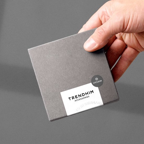 Grijze vierkante geschenkdoos met witte labels en een logo.