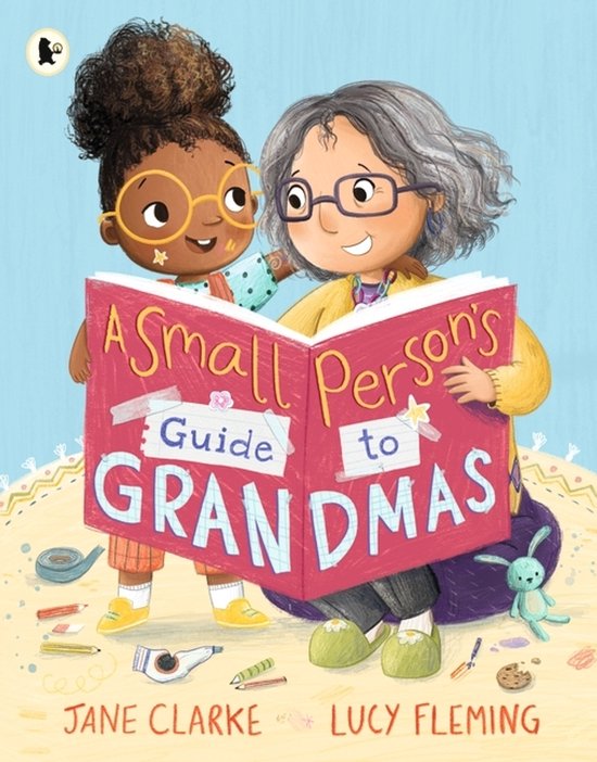 Een klein meisje en haar oma lezen samen het boek 'A Small Person's Guide to Grandmas'.