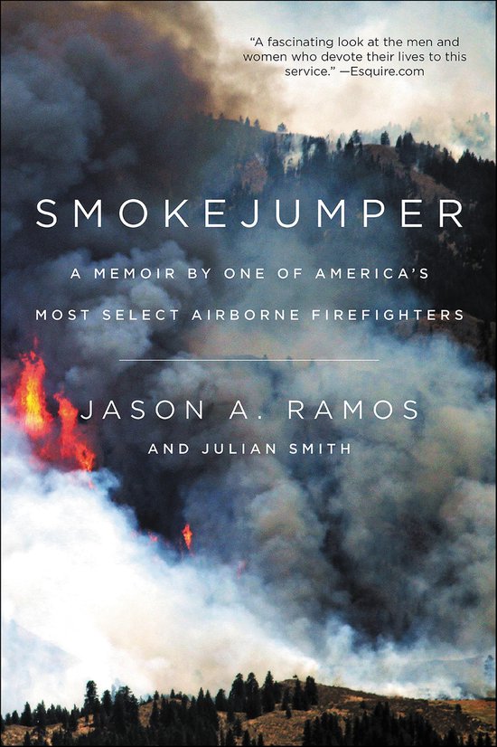 Boek "SMOKEJUMPER" met op de voorgrond een bosbrand met vlammen en rook, op de achtergrond een bosrijk berglandschap.