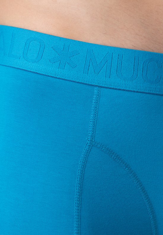 Detailopname van een turquoise Muchachomalo boxershort met op de tailleband het ingeweven "MUCHACHOMALO" logo.