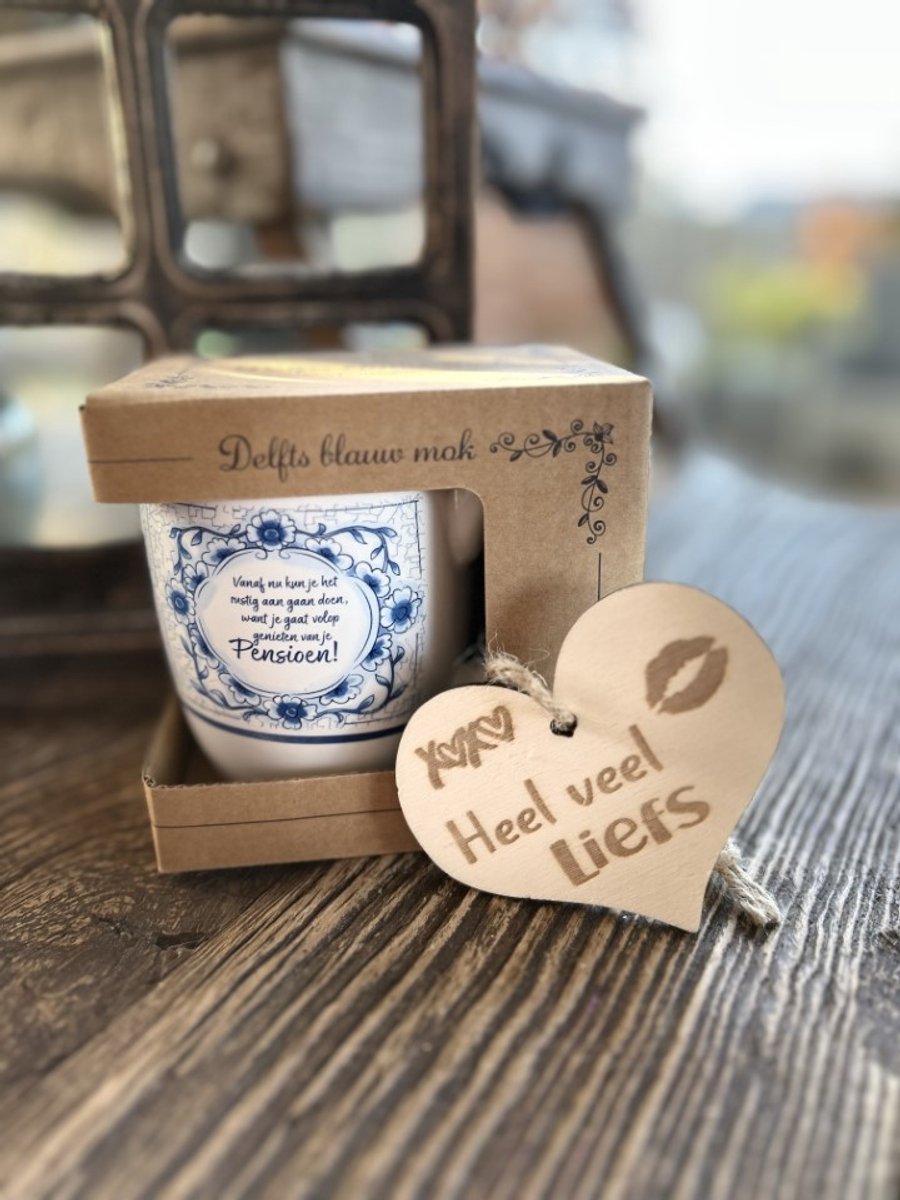 Creaties van Hier – Delfts blauwe mok Pensioen houten hartje – 10,5 cm – Keramiek