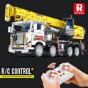 Een realistische gele en witte mobiele kraan, met een hand die een afstandsbediening vasthoudt en golven die R/C Control aangeven.
