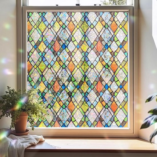 Raam met glas-in-lood folie in mozaïekpatroon. De folie heeft gekleurde ruiten.
