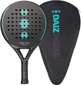 Zwart padelracket met groene accenten en een bijpassende tas.