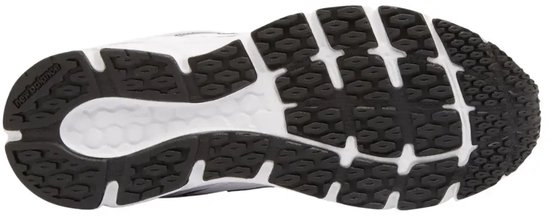 De onderkant van de New Balance sneaker, met een zwart profiel en een witte middenzool.