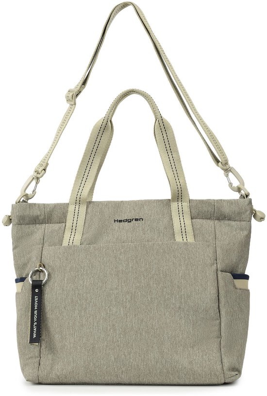 Grijze shopper met beige hengsels, schouderband en sleutelhanger met tekst.
