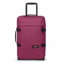 Wijnrode koffer met zwarte gespen en handvatten. Eastpak logo op de voorkant.