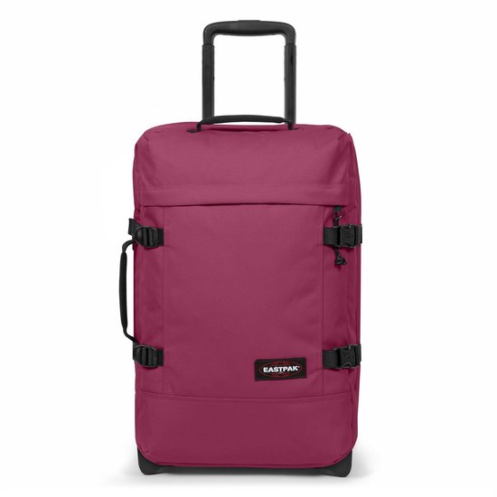 Wijnrode koffer met zwarte gespen en handvatten. Eastpak logo op de voorkant.
