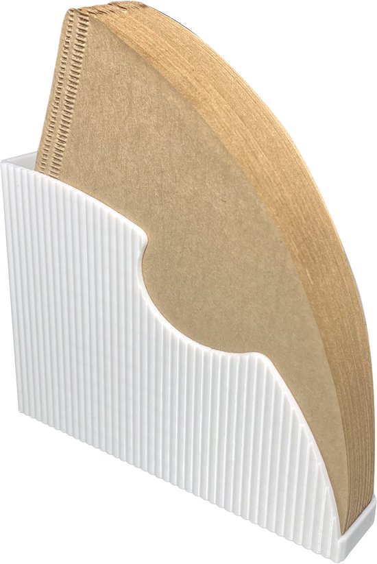 Witte filterhouder met verticale ribbels, gevuld met bruine koffiefilters.