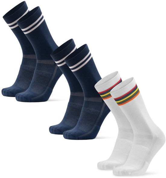 Trois paires de chaussettes de vélo bleu foncé avec des rayures blanches et deux paires de chaussettes de vélo blanches avec des rayures colorées.