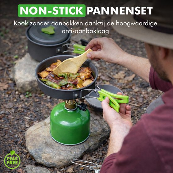 Man kookt eten in een pannenset op een groen kampeerkooktoestel.