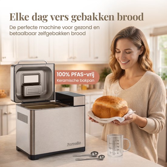 Vrouw houdt versgebakken brood vast naast een Fornello broodbakmachine. 100% PFAS-vrij keramische bakpan.