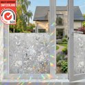 Raam met bloemenpatroon folie in huis, met tuin en huis buiten, met prisma-effect.