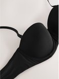 Detail van de zwarte push-up beha zonder bandjes, met voorgevormde cups.