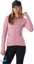 Model met roze trainingssweater met rits, capuchon, zwarte pet en zonnebril.