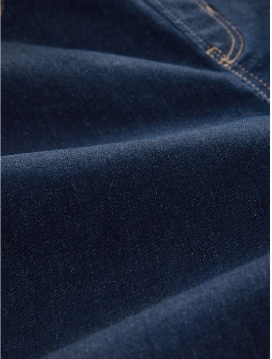 Detail van donkerblauwe denimstof met zichtbare stiksels.