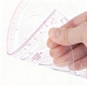 Hand houdt transparante liniaal met rode maten en markeringen omhoog.