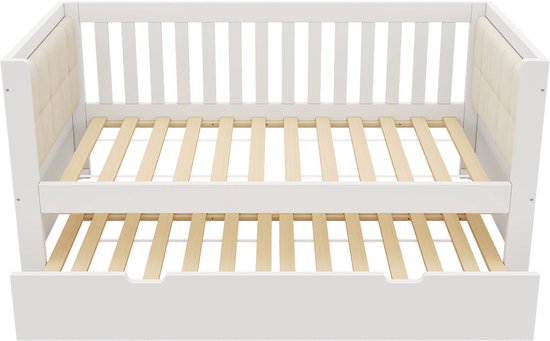 Witte slaapbank met uittrekbaar bed, stoffen hoofdeinden en lattenbodem.