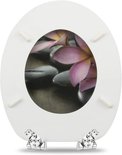 Witte toiletbril met bloemen- en steendecoratie en zilverkleurige scharnieren.