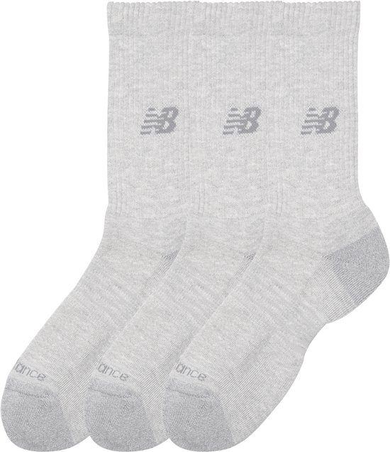 Drie paar lichtgrijze New Balance sportsokken met logo op de schacht en de tenen.