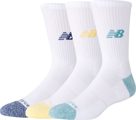 Drie witte New Balance sportsokken met gekleurde tenen en hielen in blauw, geel en turquoise. Met logo's.