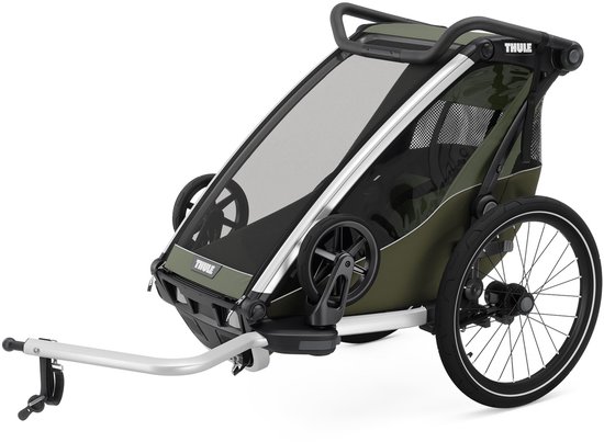 Remorque de vélo Thule verte avec accents argentés, barre d'attelage fixée.