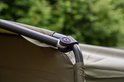 Verbinding tussen de donkere tentstokken met zwarte clips en blauw detail.