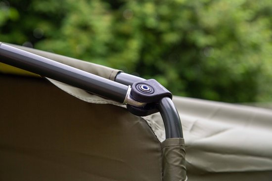 Verbinding tussen de donkere tentstokken met zwarte clips en blauw detail.