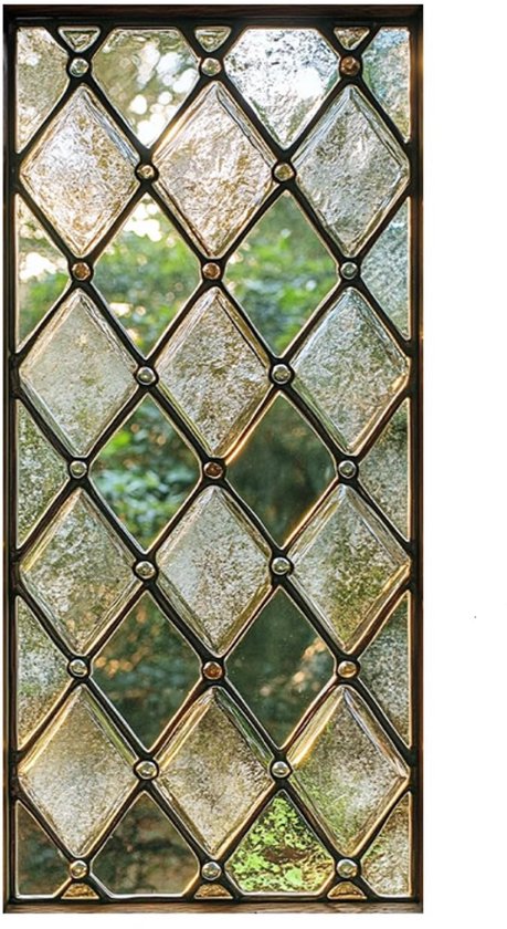 Decoratieve raamfolie met ruitvormige glas-in-lood motieven in beige, goud en transparante tinten.