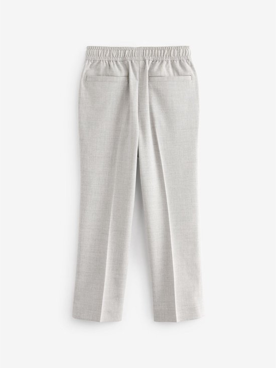Achterkant van een lichtgrijze pantalon met twee paspelzakken en nette vouw.