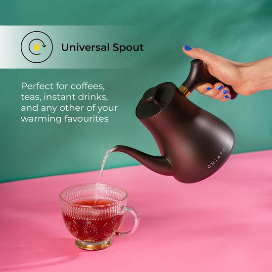 Hand die zwarte CHiATO waterkoker met gouden accent vasthoudt, schenkt water in een glas.