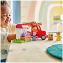 Vrolijk kind speelt met LEGO Duplo Peppa Pig tractor, marktkraam, poppetjes en bouwstenen.