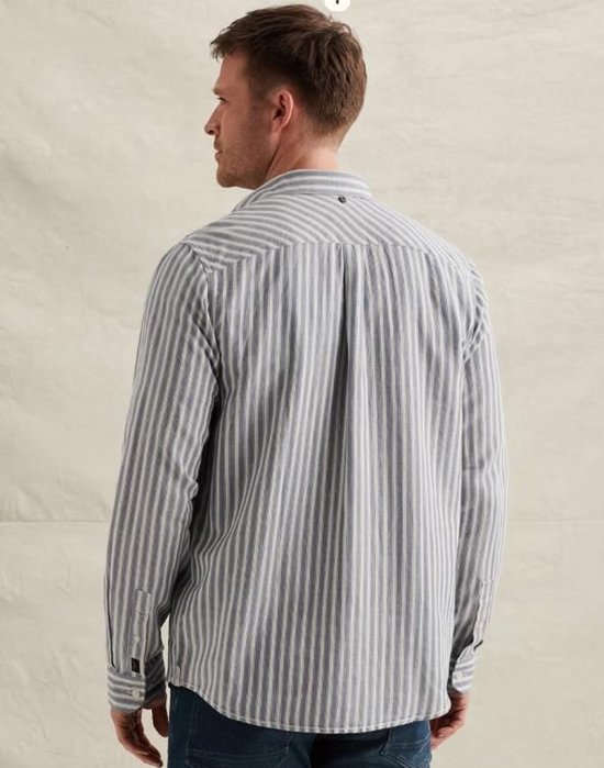 Vue arrière d'un homme portant une chemise rayée bleu bijou et blanc, avec col et boutons.