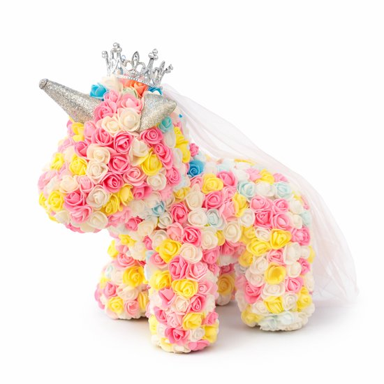 Eenhoornfiguur bedekt met roze, gele en witte roosjes, met een zilveren kroon en sluier.