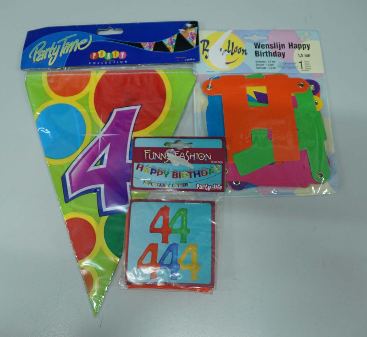 Verjaardag versierpakket 4 jaar met oranje cijfer - slinger 4 - opblaasletter oranje 4 - slinger Happy Brithday - slingers voor 4 jarige leeftijd - versiering voor 4 jarige bestaan - feest versiering voor 4 jarig verjaardag - versiering 4 jaar