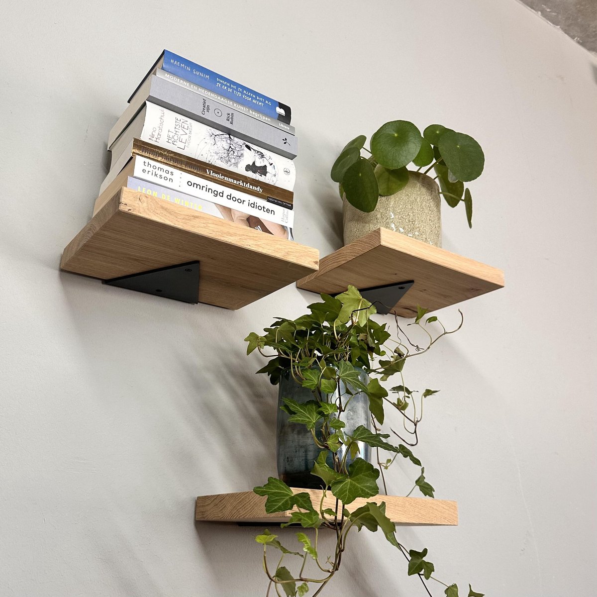 GoudmetHout Wandplank Mini Set Industrieel - 20 x 25 cm Muurplank - Eiken Hout - Decoratie Wandrek & Boekenrek - Set van 3 Hangplanken Keuken - Wall Shelf + 2 Driehoekvormige Mat Zwarte Plankdragers van Staal