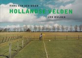 Boekcover met de titel 'Hollandse Velden' van Hans van der Meer en Jan Mulder, met een weids voetbalveld.